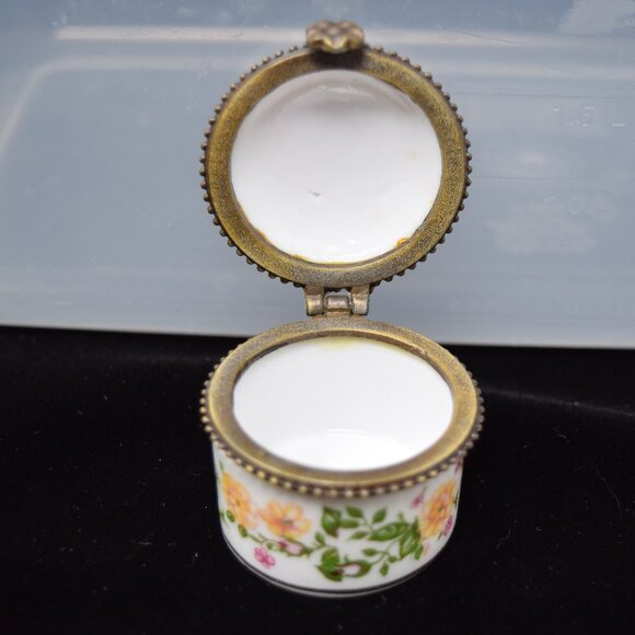 Vintage Golden Peak Courting Couple Pill Box Porcelain Small Renaissance Floral - Picture 2 of 13